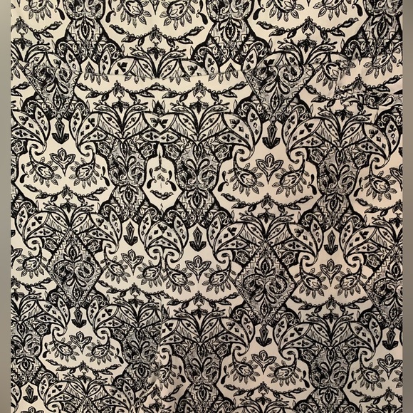 Chico's Capri Cropped Womens Sz 2.5 R White Black Tapered Stretch Pants Fringe - Picture 3 of 6